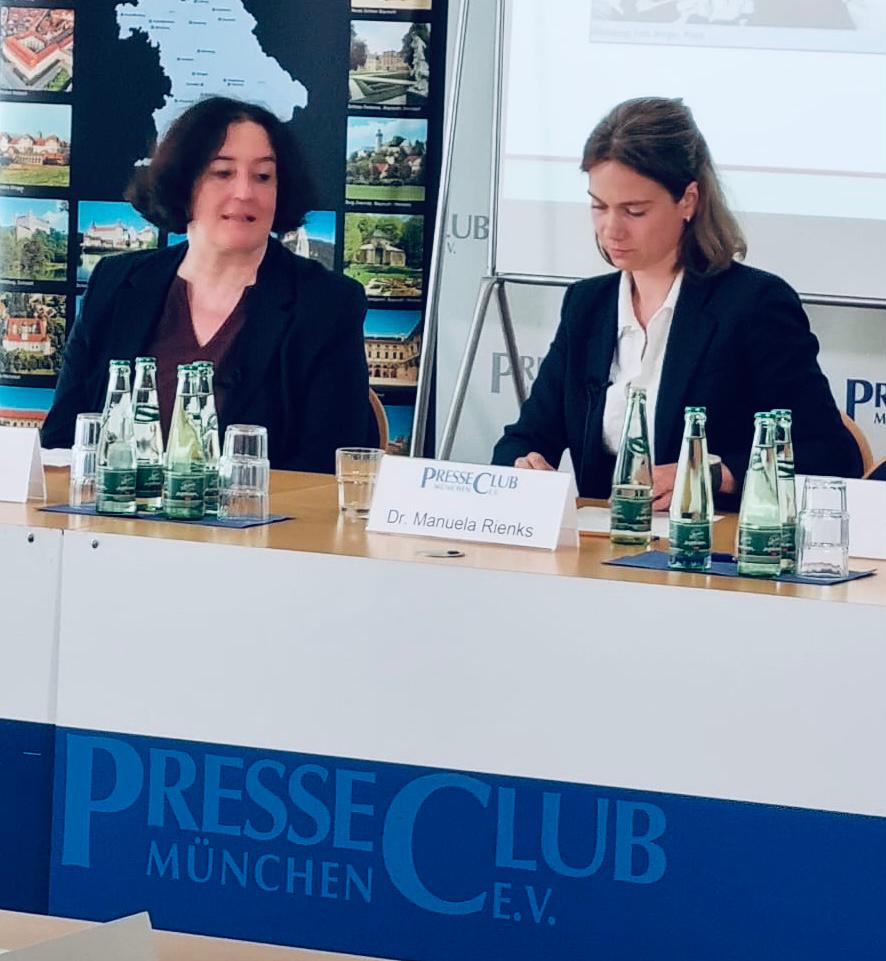 Monika Franz (BLZ) und Dr. Manuela Rienks (BSV) stellen im PressClub in München die neue Dauerausstellung zum Verfassungskonvent auf Herrenchiemsee vor.