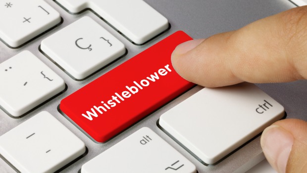 Zu sehen ist ein Finger, der eine rote Computertaste mit der Aufschrift „Whistleblower“ drückt.
