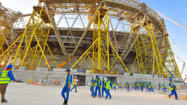 Arbeiter vor der Baustelle eines Fußballstadions in Katar Foto: Noushad Thekkayil / Shutterstock