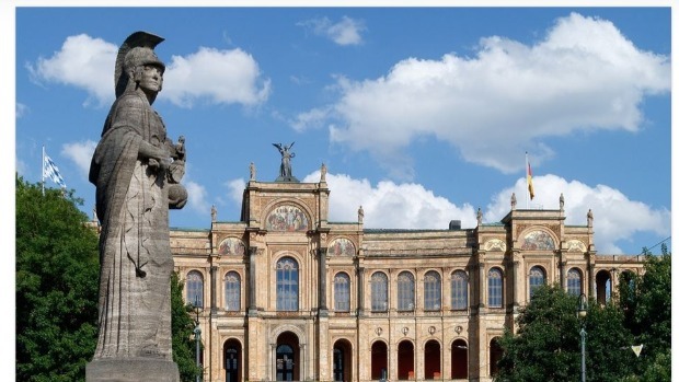 Blick auf das Maximilaneum in München