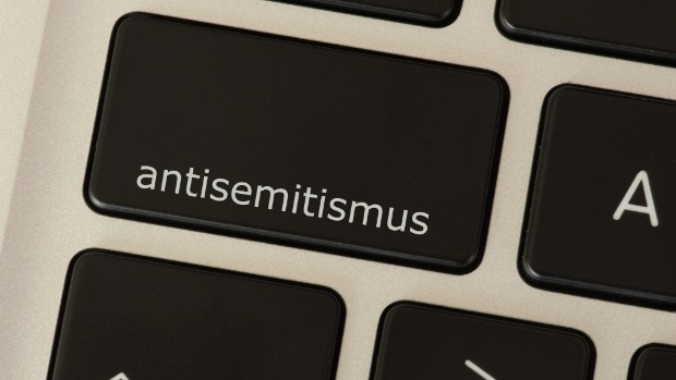 Eine Computertastatur, auf der Antisemitismus geschrieben steht